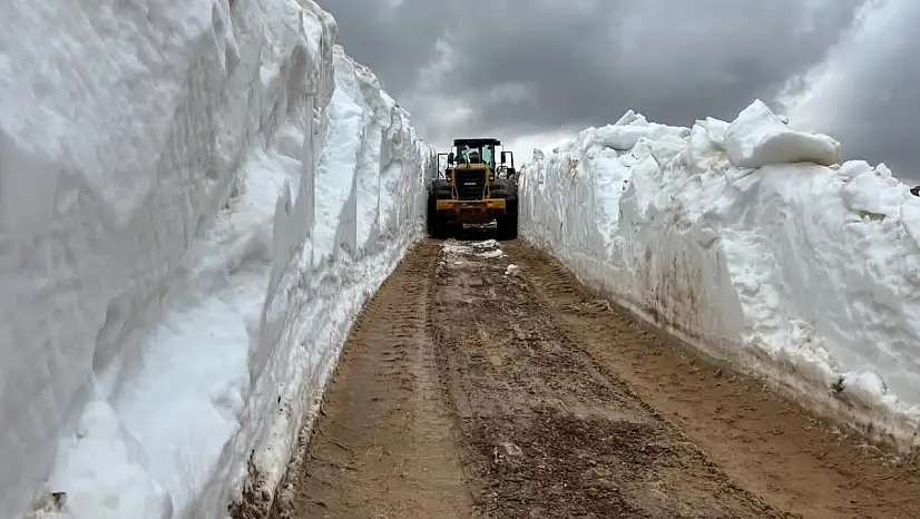 Kayseri'de yazın başında kış görüntüsü! Karlar iş makinesini aştı