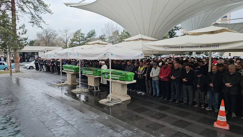 Kayseri'de yürek burkan fotoğraf! Anne, oğlu ve kızı yan yana uğurlandılar!