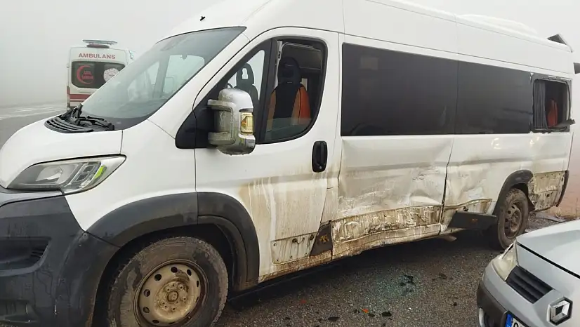 Kayseri'de öğrenci servisiyle otomobil çarpıştı: 10 kişi...