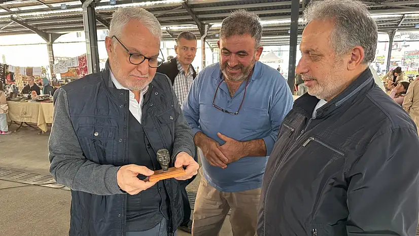 Kayseri'deki Antika Pazarı'nda Atatürk büstü