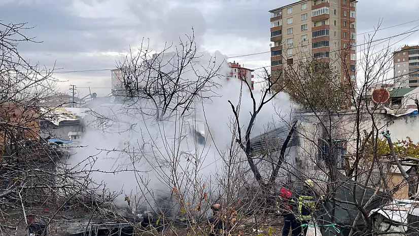 Kayseri'deki müstakil ev alev alev yandı