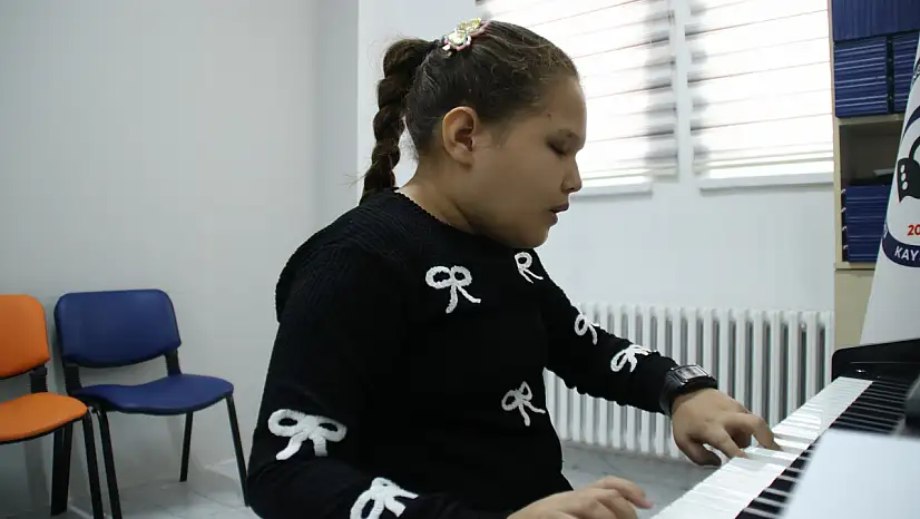Kayseri'nin minik Mozart'ı: Piyanoda 5-6 notayı aynı anda ayırt ediyor!
