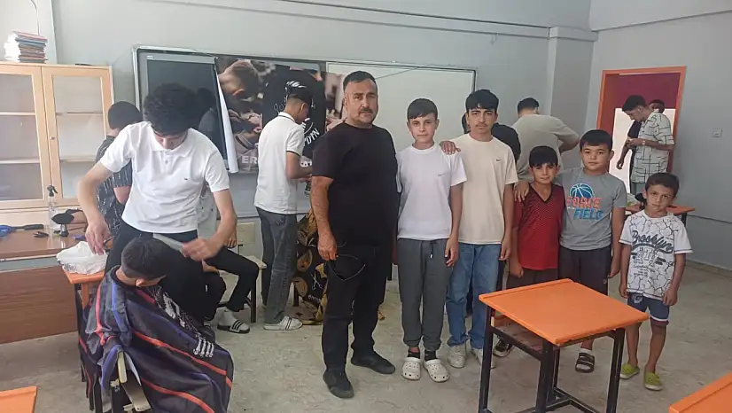 Kayseri'nin o mahallesinde öğrenciler ücretsiz tıraş edildi!