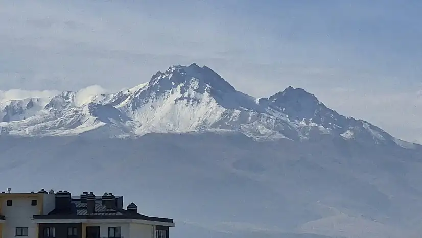 Kayseri'nin zirvesine kar yağdı