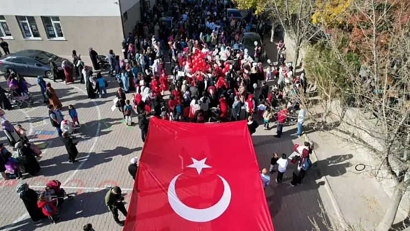 Kayseri Valisi öğrencinin isteğini çevirmedi! Cumhuriyet Yürüyüşü'ne katıldı