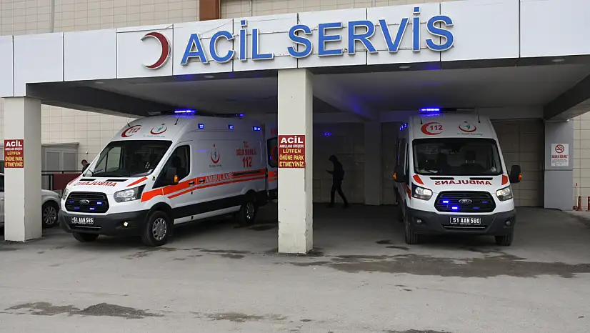 Kayseri yolunda kaza! Refüje çarpan otomobildeki iki kişi kurtarılamadı