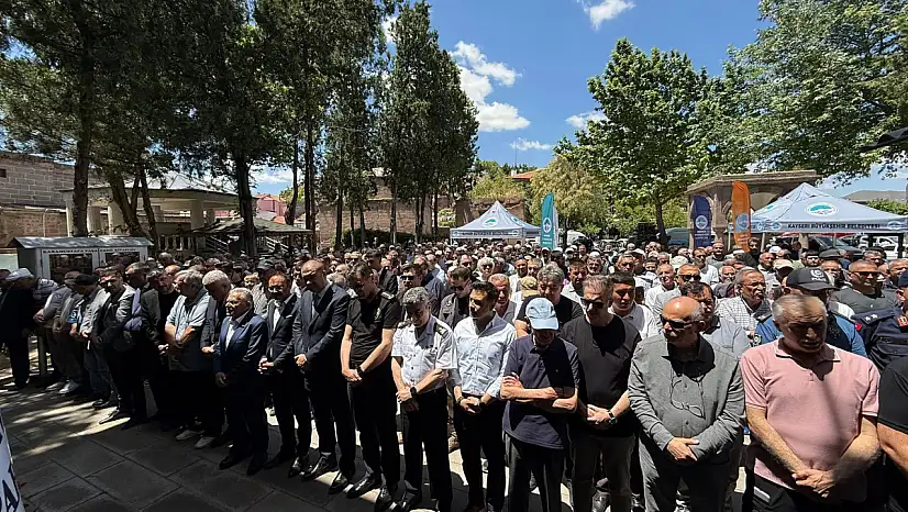 Kayserili eski Bakanın eşi toprağa verildi!