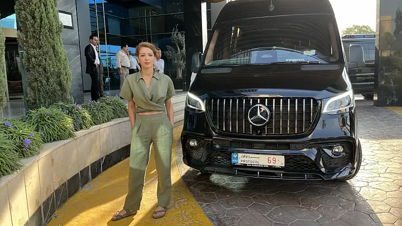 Kayserili Gazeteci bu kez kıyafetiyle gündem oldu!
