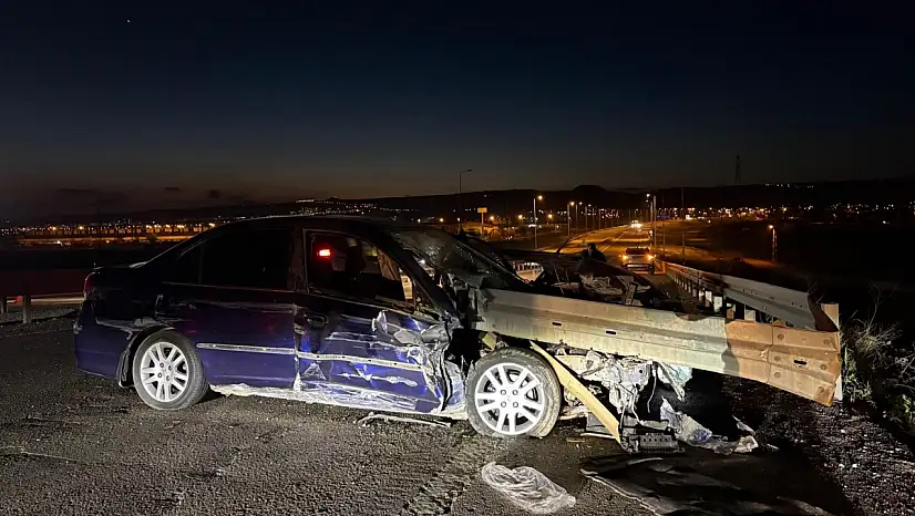 Kuzey Çevre Yolu'nda otomobil bariyerlere saplandı!