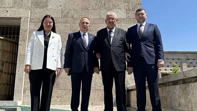MHP'li Ersoy, bu kez de partisinin ağır toplarıyla poz verdi