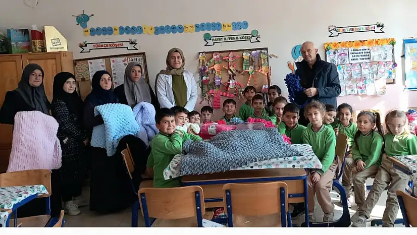 Minik ellerin ördüğü atkılar hastaların yüreğini ısıttı