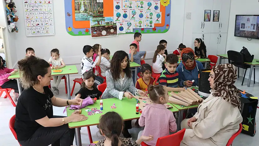 Minikler 'çöpten' elbise üretiyor!
