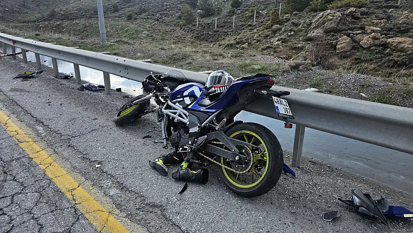 Motosiklet bariyerlere çarptı