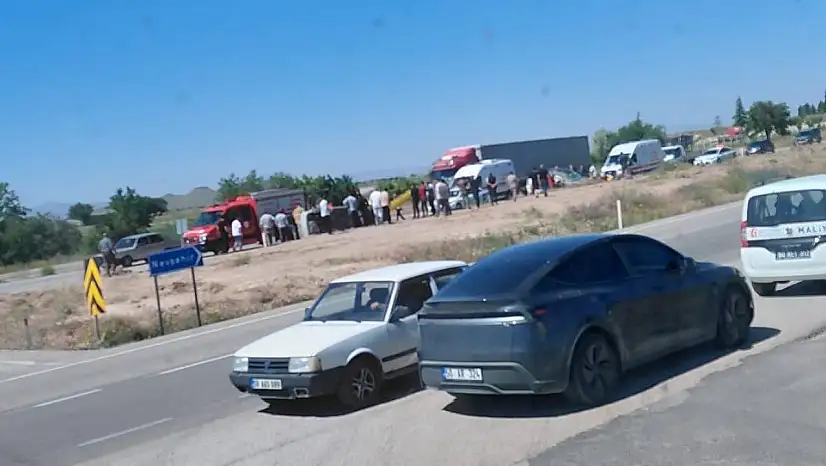 Hafif ticari araç ile otomobil çarpıştı: 4 yaralı