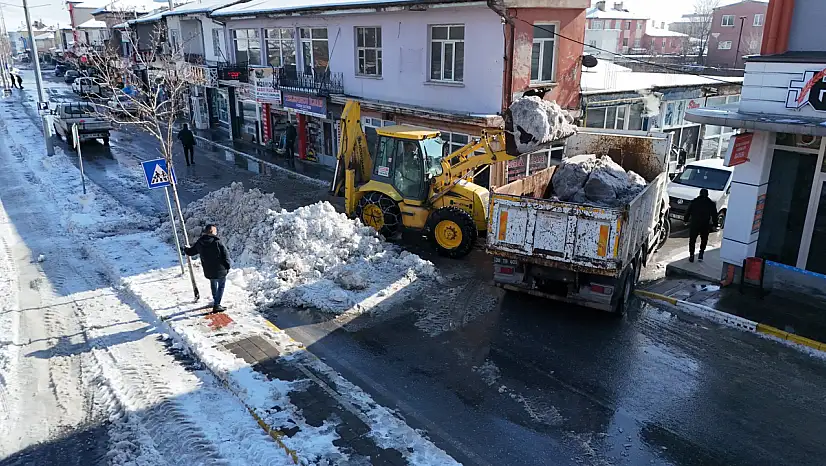 O ilçede ekipler kar mesaisi yaptı