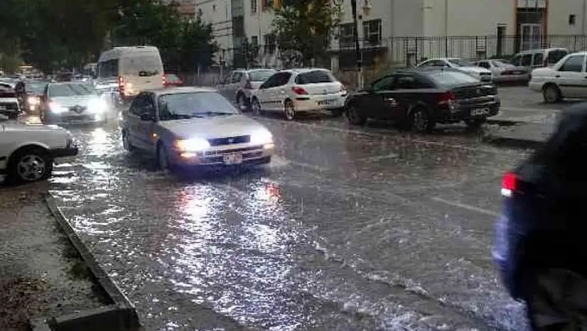 Öğleden sonra dışarı çıkacaklar dikkat! Gök gürültülü sağanak geliyor