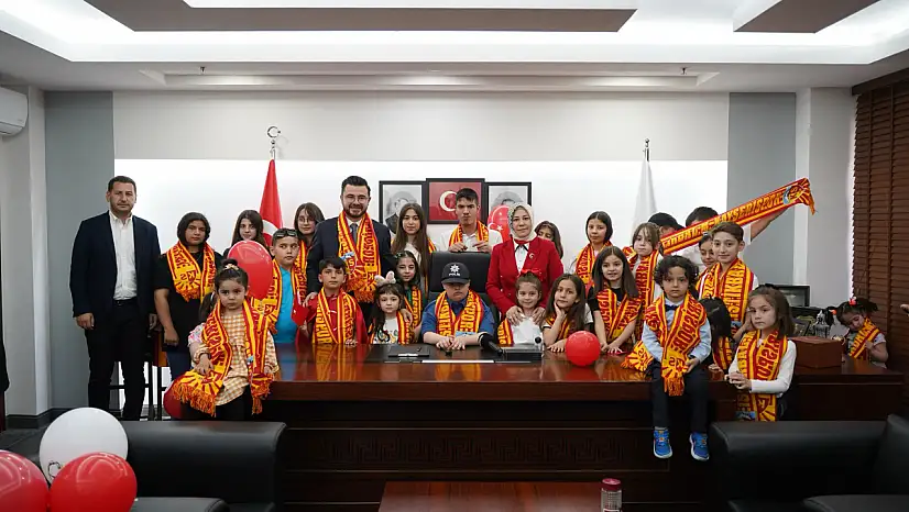 Okandan'dan miniklere anlamlı jest
