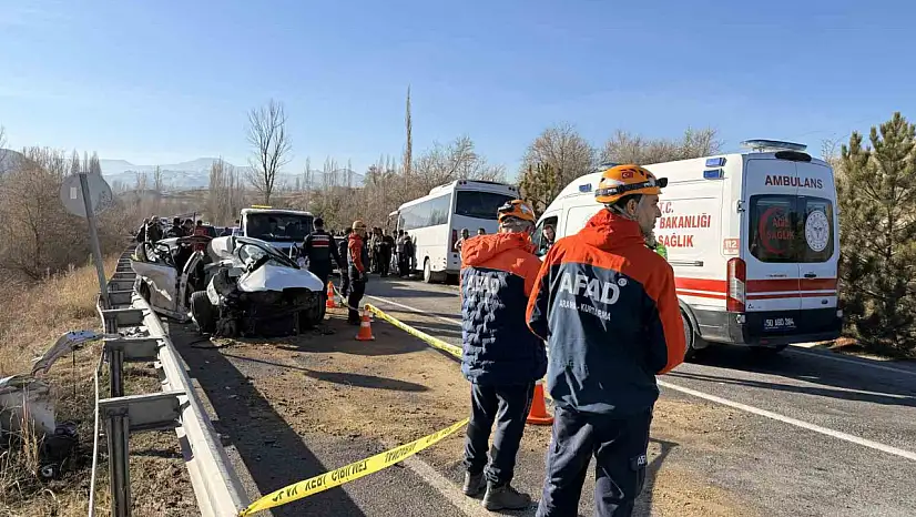 Trafikte can pazarı: Otomobil ile midibüs çarpıştı