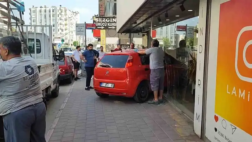 Otomobil mağazaya daldı