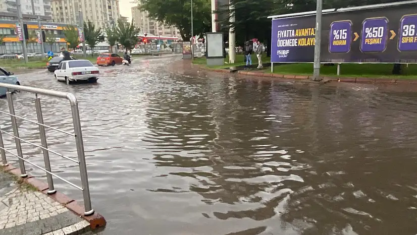 Sağanak Kayseri'yi vurdu: Araçlar ilerlemekte zorlandı