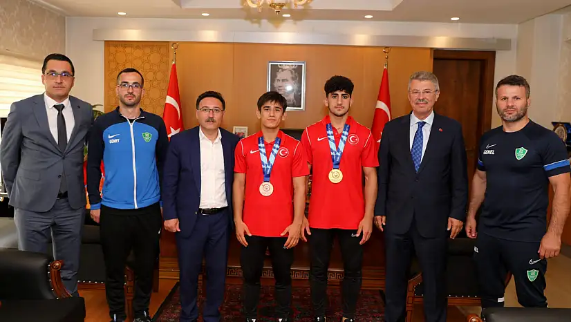 Şampiyonlar Vali Çiçek'i ziyaret etti