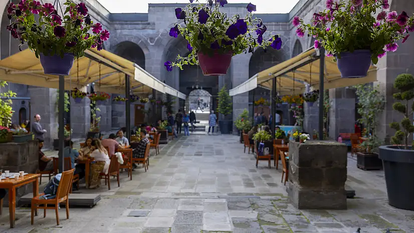 Selçuklu mirası Hunat Medresesi sanatla yaşıyor