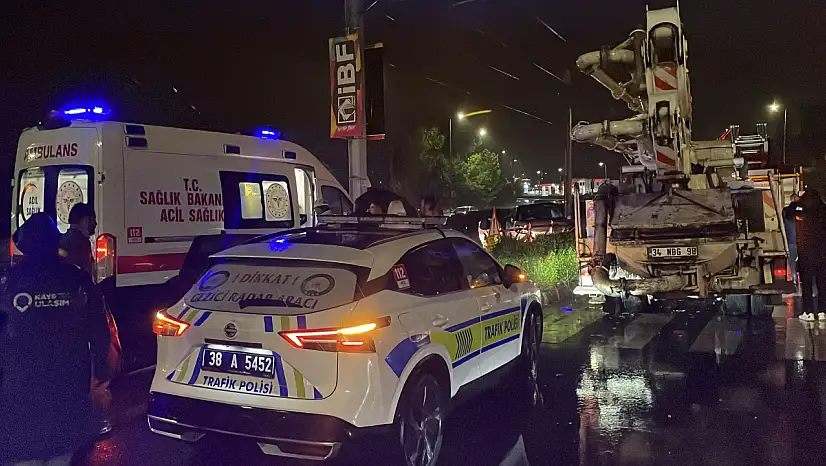 Sivas Bulvarı'nda kamyonla çarpışan otomobil tramvay yoluna girdi