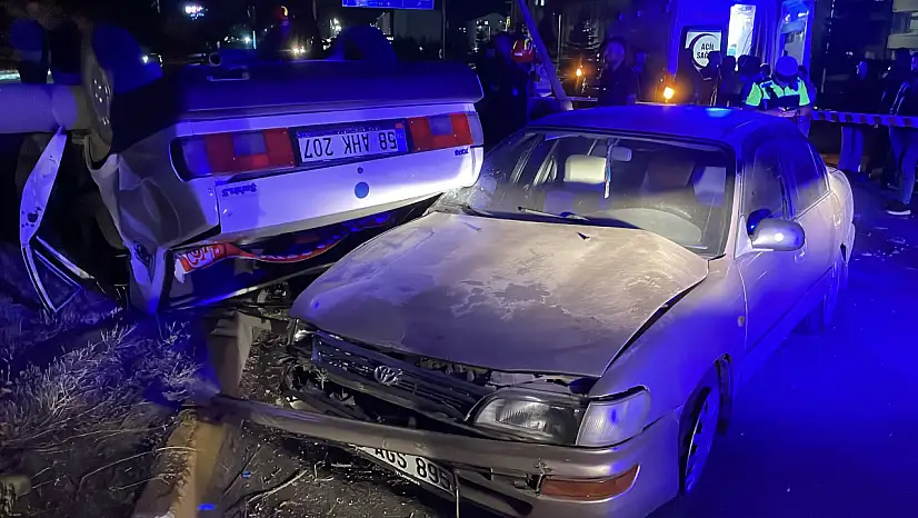 Sivas'ta Kayseri plakalı araç kaza yaptı: 2'si çocuk 5 yaralı