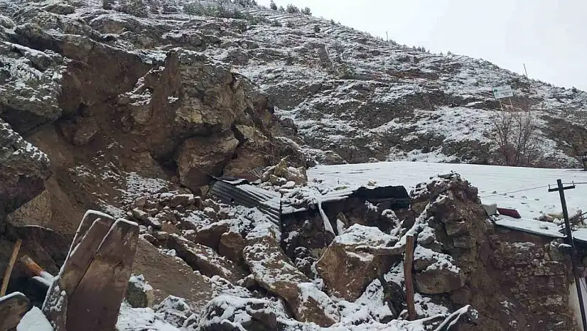 Yamaçtan kopan kaya parçaları tehlike saçtı