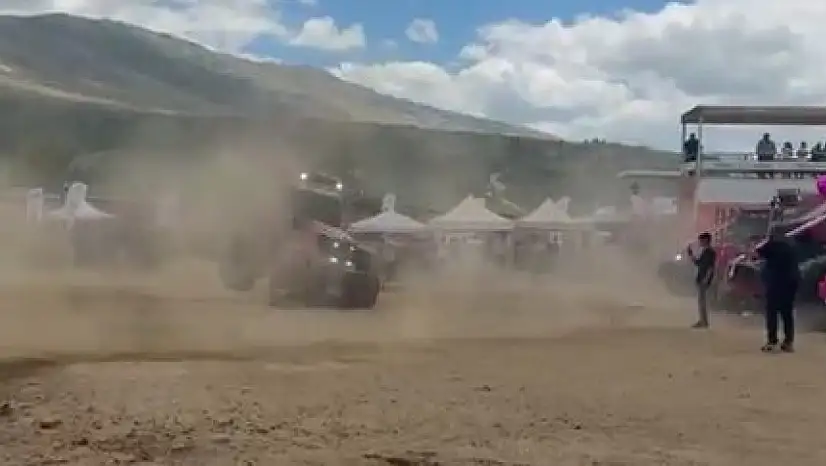 Spor arabayla herkes yapar! Onlar traktörle yapıp tozu dumana kattılar!