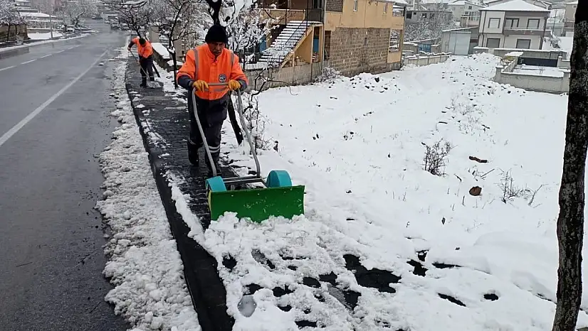Talas'ta karla mücadele anbean takip ediliyor