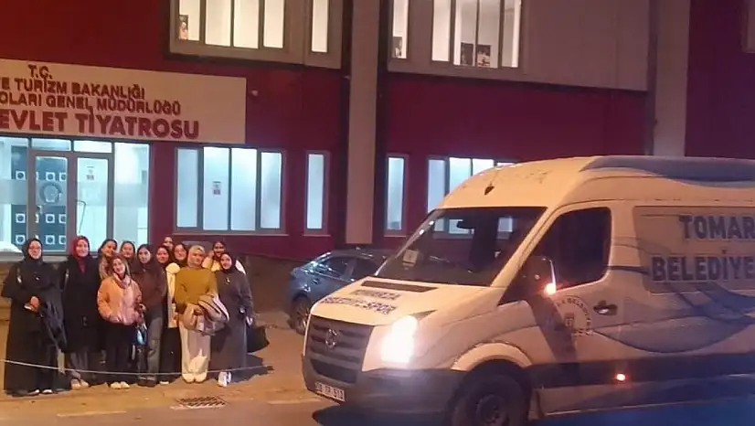 Tomarza Belediyesi öğrencileri tiyatroya götürdü