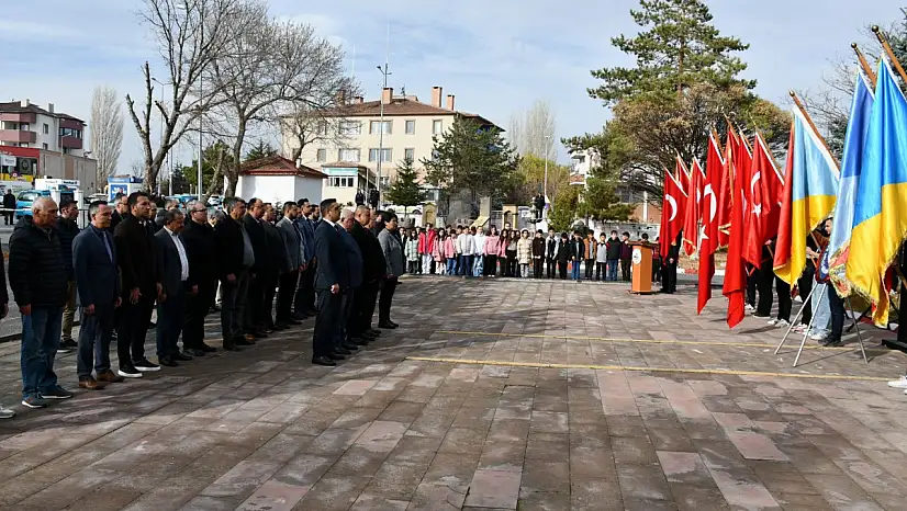 Tomarza'da Öğretmenler Günü için çelenk bırakıldı!