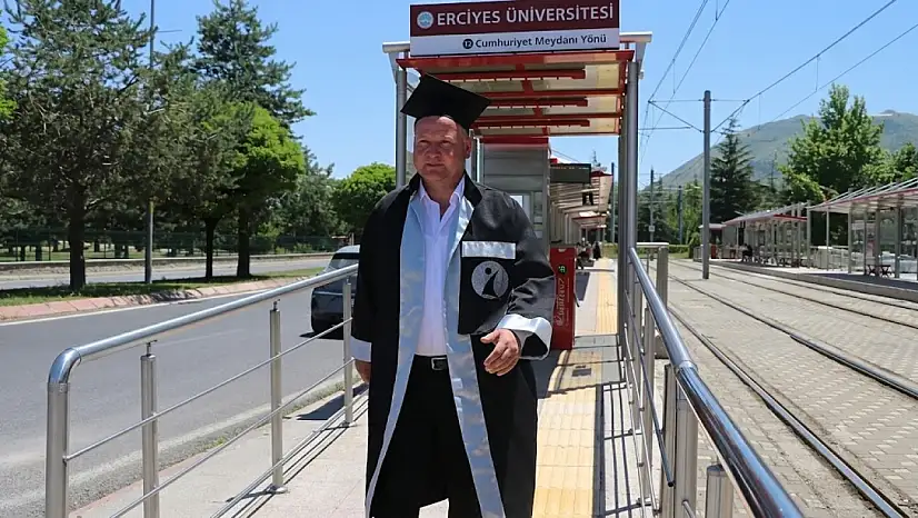 Tramvay durağından üniversiteye uzanan yolculuk
