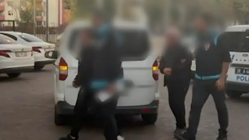 Tramvayda hayasızca hareket edenler yakalandı!