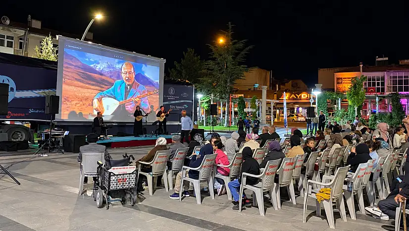 Türkülerle başladı, sinemayla devam etti! Tomarza'da renkli gece