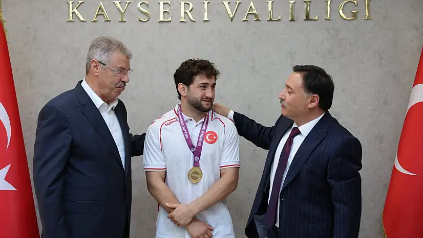 Vali Çiçek, milli sporcuyu makamında tebrik etti