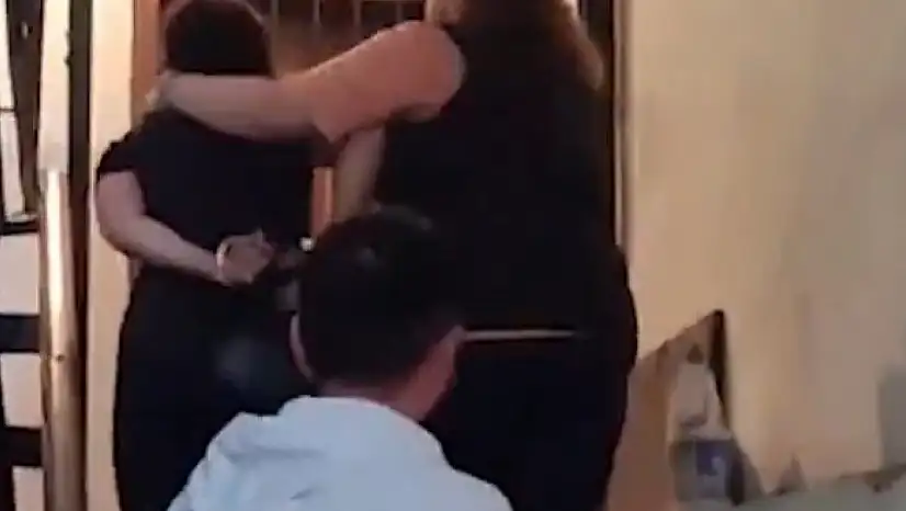 Yağma suçundan aranan kadın merdiven boşluğunda yakalandı