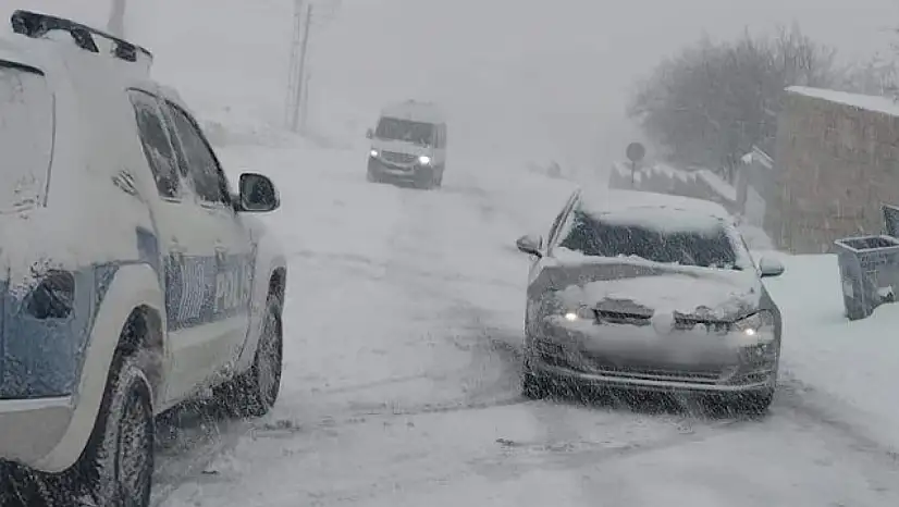 Yolda kalanların yardımına Hacılar Emniyeti koştu