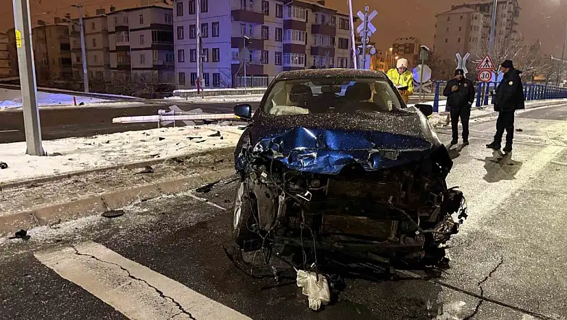 Yürekleri ağızlara getiren kaza: Yük treniyle çarpıştı