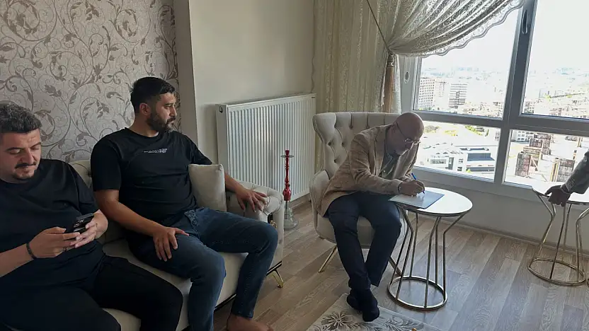 AK Parti Milletvekili Kayseri'de ev  ev dolaşıp, kendi elleriyle form doldurdu