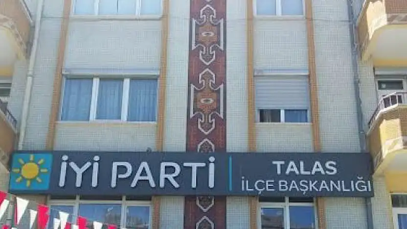 AK Partili Başkan CHP'nin ardından bu kez de İYİ Parti'de görüldü