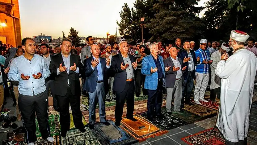 AK Partili Elitaş, yıllar önce Kayseri'de çekilen bu fotoğrafla mesaj verdi: Uyanık olacağız!