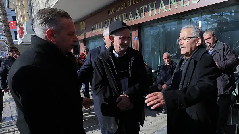 Başkan Büyükkılıç, önüne çıkan her vatandaşa bakın ne dağıttı!