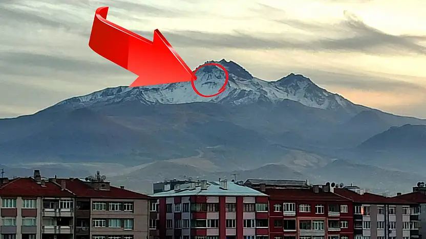 Erciyes'in zirvesinde korkutan, garip ve gizemli bir yüz belirdi! Kent merkezinde o ana şahit olan dönüp bir daha baktı