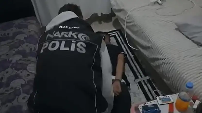 Havadan ve karadan kıskaç: Kayseri polisi torbacıların evini böyle bastı!