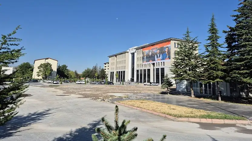 Kayseri'de bir dönem sona erdi! 54 yıllık müdürlük binasının yıkımı tamamlandı