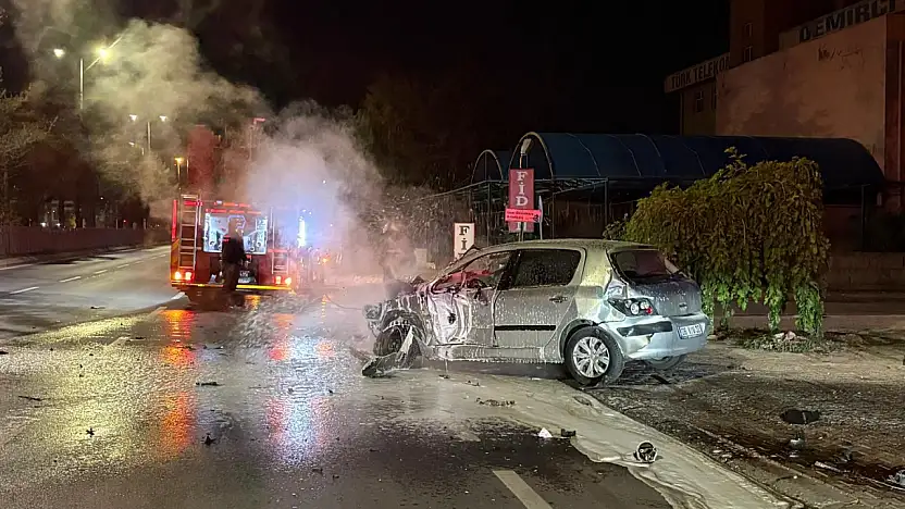 Kayseri'de can pazarı! 3 araca çarpan otomobil alev aldı