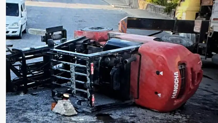 Kayseri'de forklift devrildi: Sürücü altında kaldı