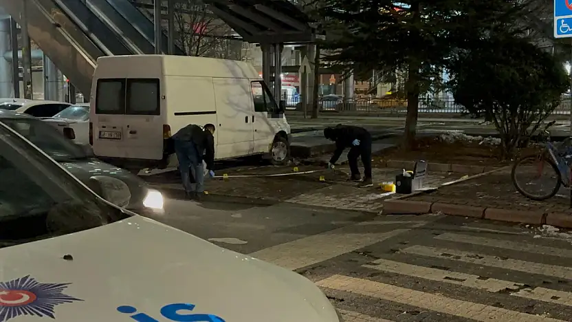 Kayseri'de kıyafetlerine laf ettikten sonra bıçakladı! 3 kişi...